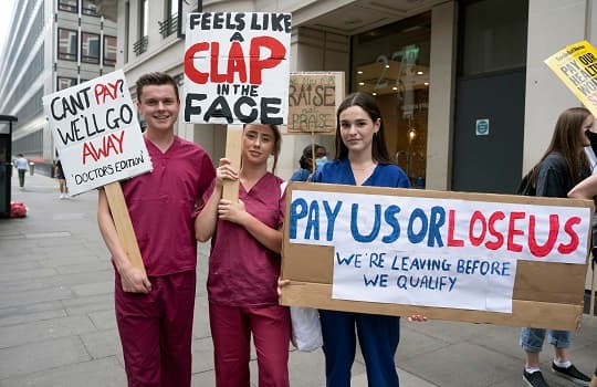 Doctors protest over pay