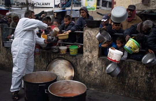加沙地带拉法，巴勒斯坦人排队领取免费食物